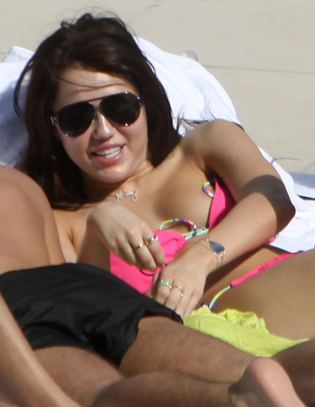 621114470_miley_cyrus_nipple_slip_bikini_1_03_123_406lo.jpg