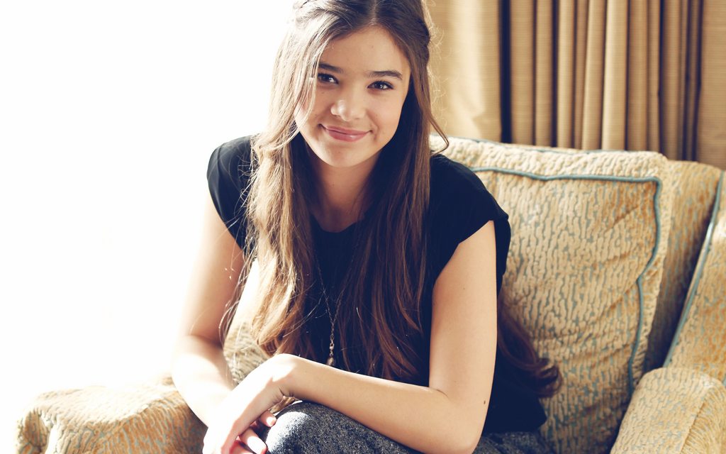 Hailee-Steinfeld-Cute-Smiley-HD-Photos.jpg