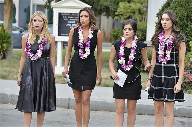 ashley benson, shay mitchell, lucy hale & troian bellisario 8.jpg